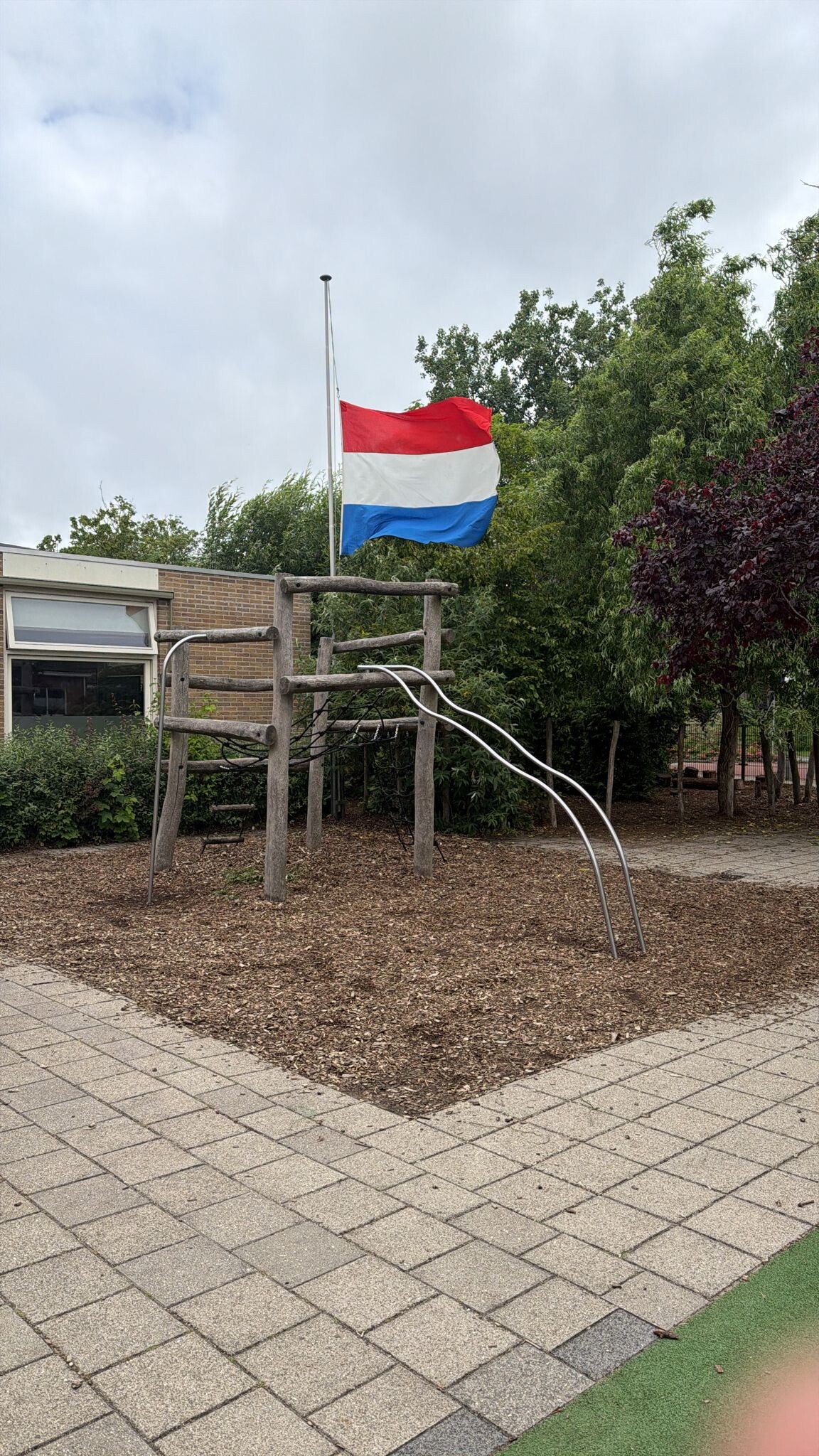 Regenboog vlag halfstok